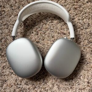 Apple AirPods Pro Max USB-C! Clear ear cases included!